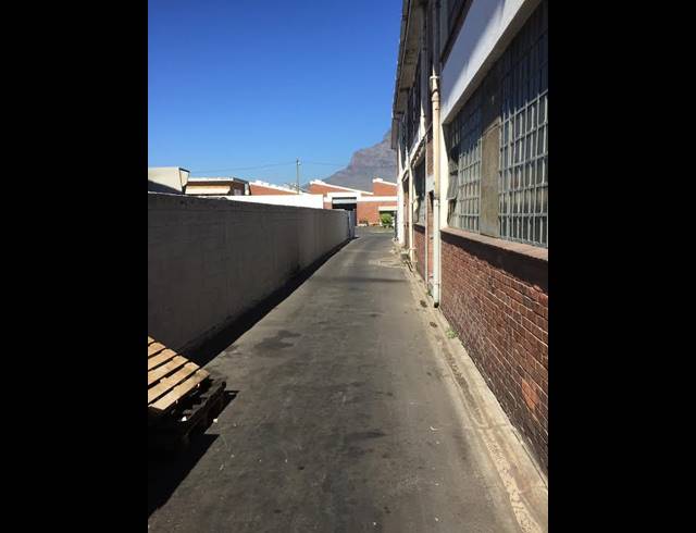 1,400M² FACTORY RENTED IN PAARDEN EILAND